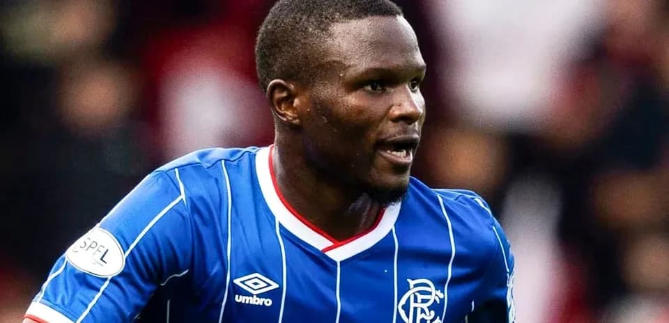 Futbolchi Rangers formasida maydonda harakatlanmoqda