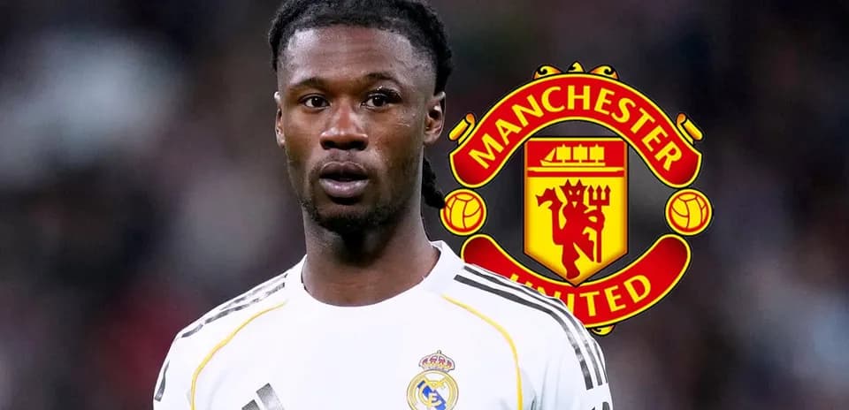 Futbolchi Real Madrid formasida, Manchester United logosi orqasida