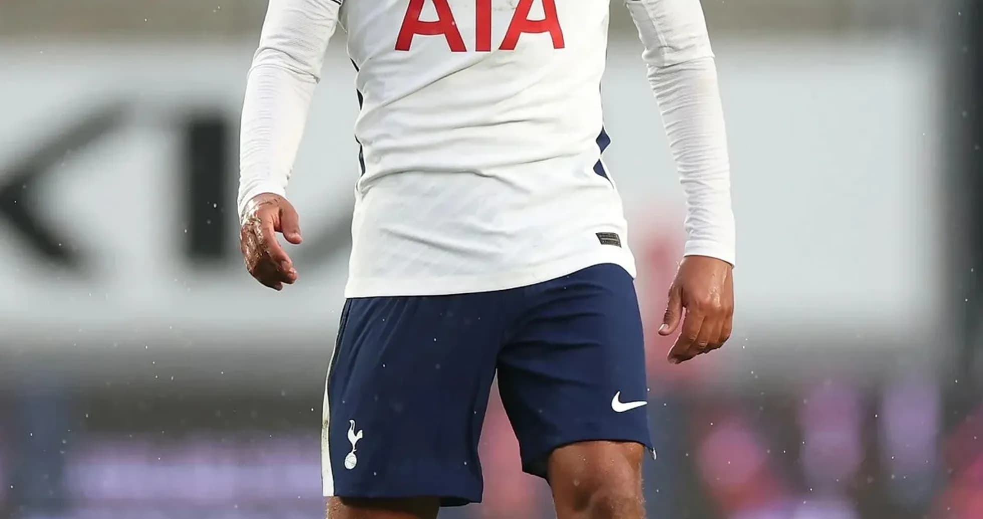 Futbolchi maydonda harakatda, Tottenham formasi kiygan