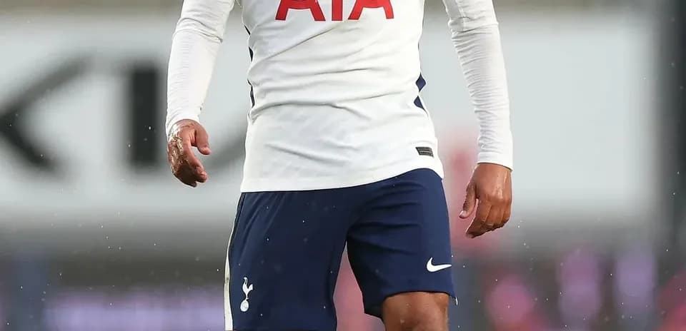 Futbolchi maydonda harakatda, Tottenham formasi kiygan