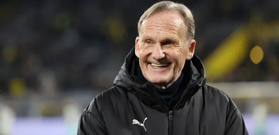 Bosh murabbiy stadionda tabassum bilan turibdi
