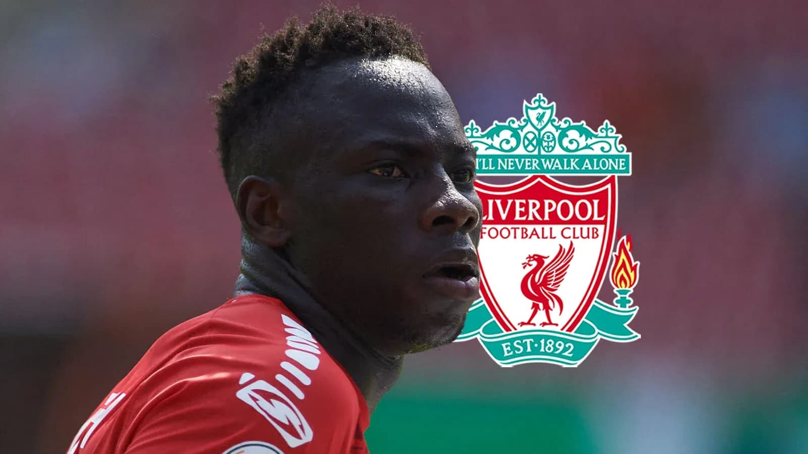 Futbolchi Liverpool formasida o'yin maydonida