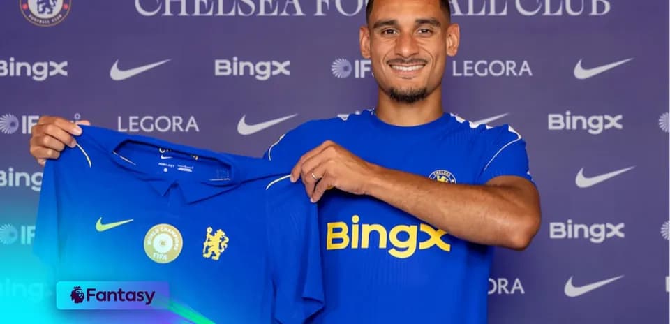 Futbolchi Chelsea futbolka bilan poz berayotgan