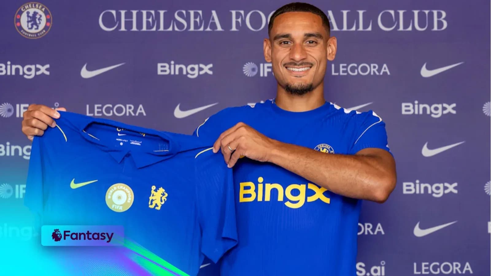 Futbolchi Chelsea futbolka bilan poz berayotgan