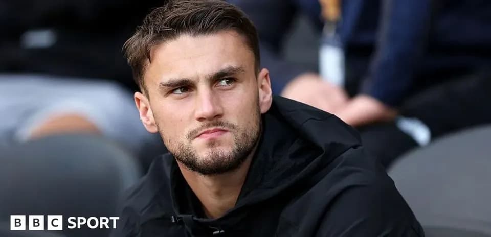 Futbolchi o'yin vaqtida o'ylab o'tirgan