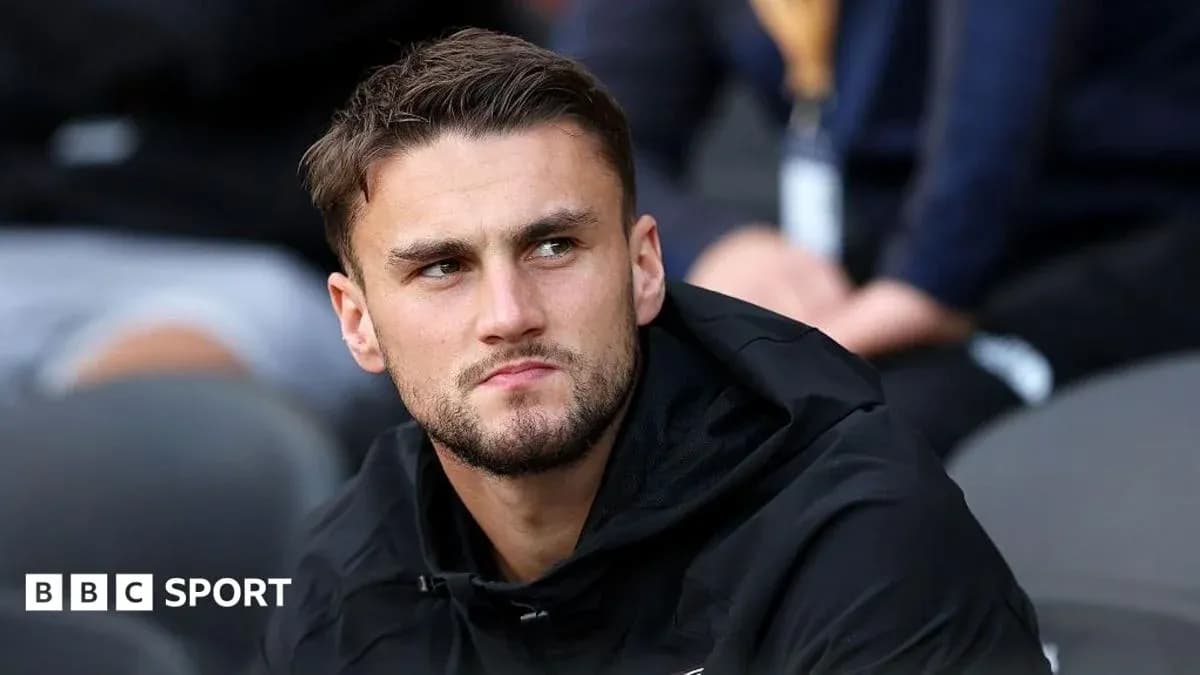 Futbolchi o'yin vaqtida o'ylab o'tirgan