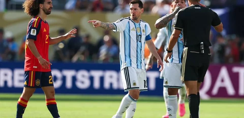 Messi arguing with referee during match against Spain