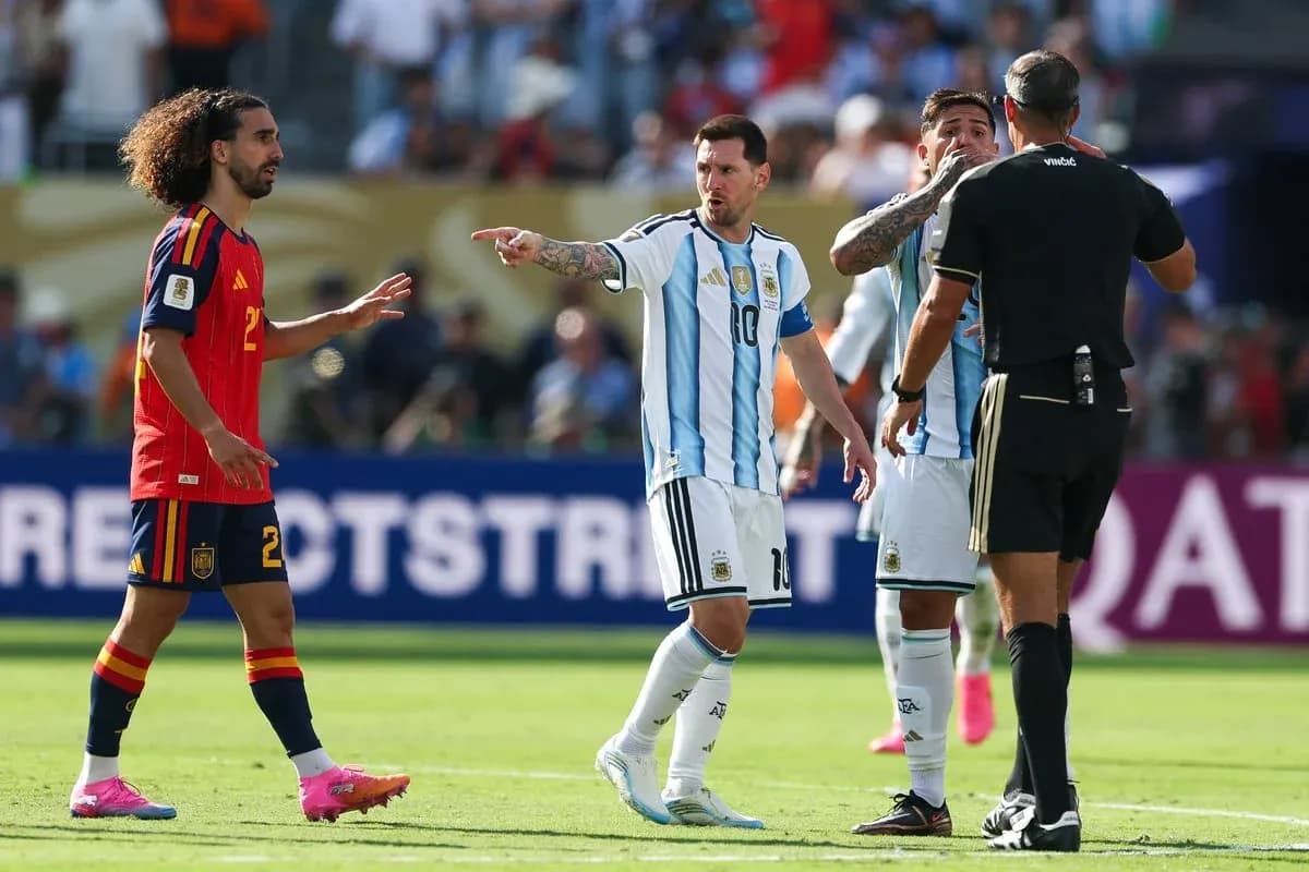 Messi arguing with referee during match against Spain