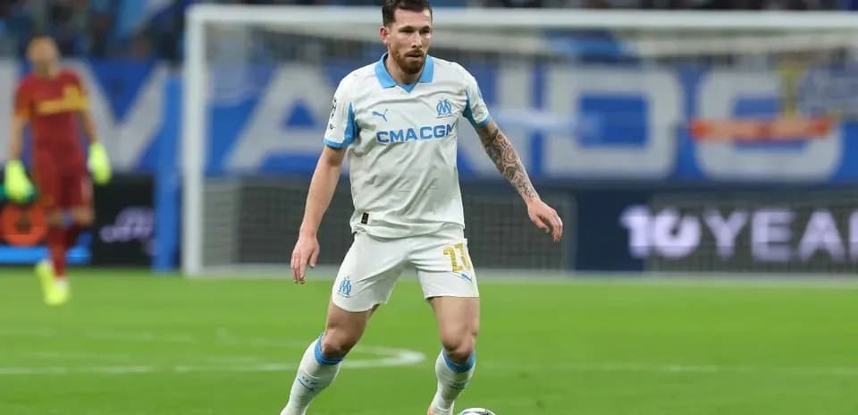 Futbolchi to'p bilan harakatda, stadionda