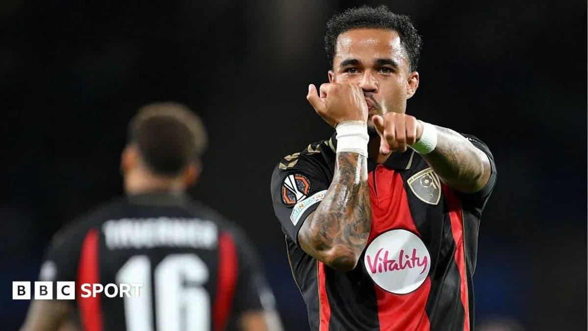 Futbolchi gol urish joyida nishonlayapti