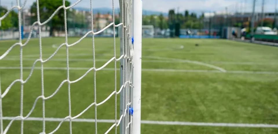 Futbol maydonida darvoza va o'yin maydoni