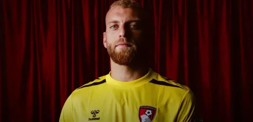 Futbolchi saralash kiyimida yurgan pozada
