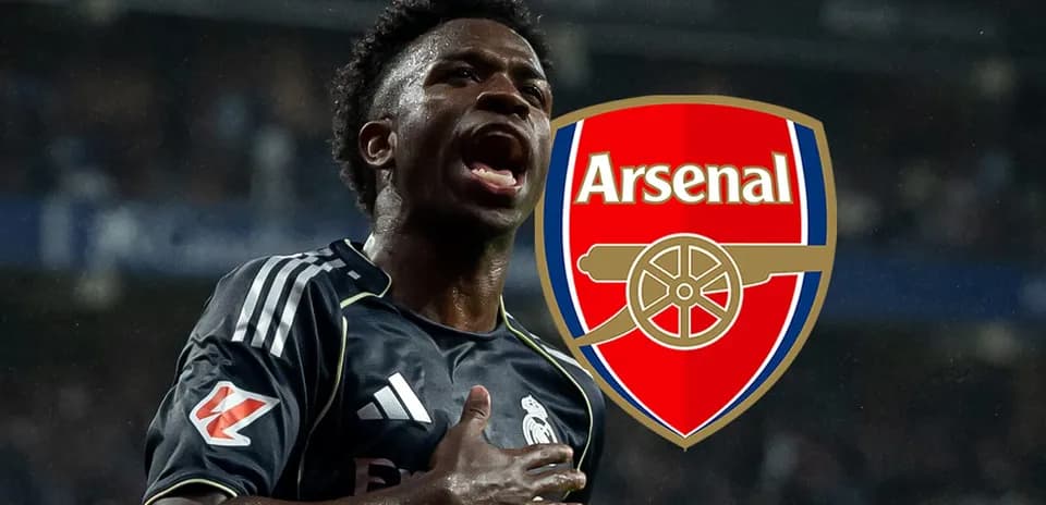 Futbolchi Arsenal logosi oldida nishonlayapti