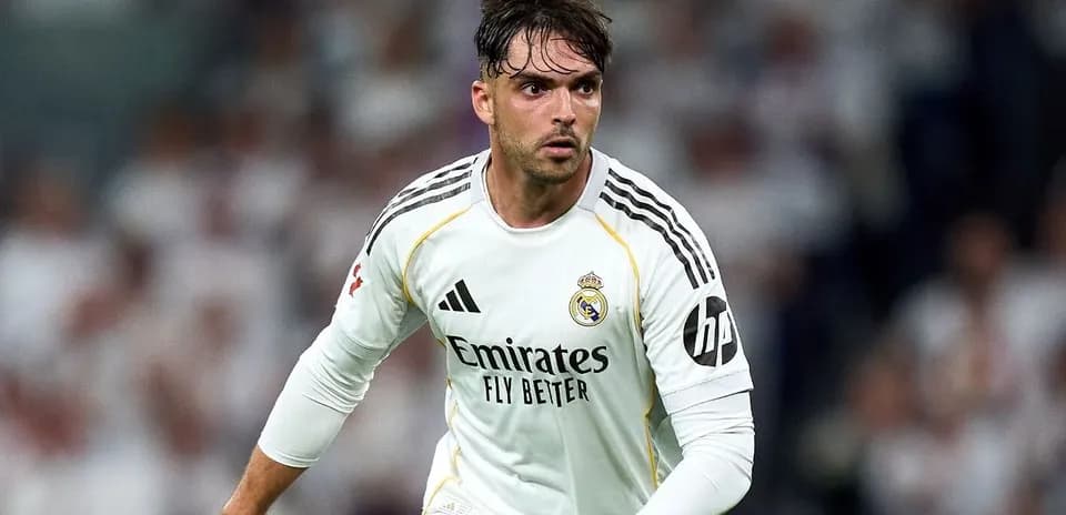 Futbolchi Real Madrid formasida to'pni nazorat qilmoqda