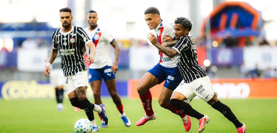 Futbol o'yinida to'p uchun kurashayotgan o'yinchilar