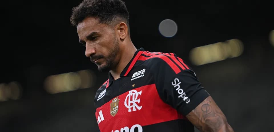Futbolchi Flamengo formasida maydonda yurib bormoqda