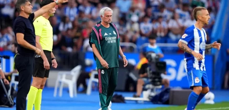 Trenerlar va futbolchilar o'yin davomida