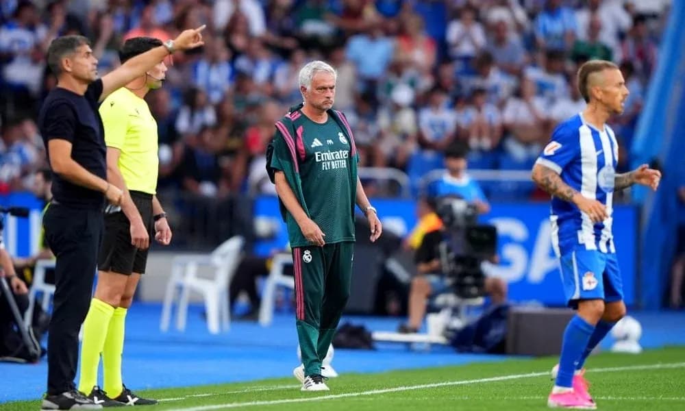 Trenerlar va futbolchilar o'yin davomida
