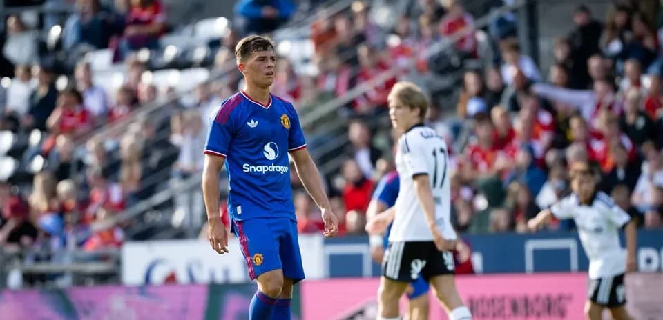 Futbol o'yinchisi maydonda harakatda