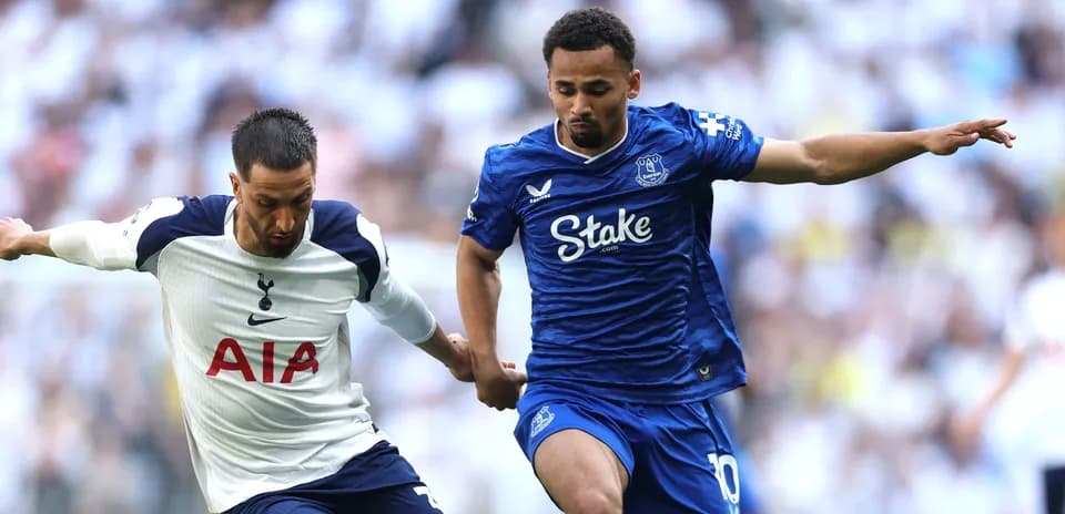 Tottenham and Everton players competing for the ball