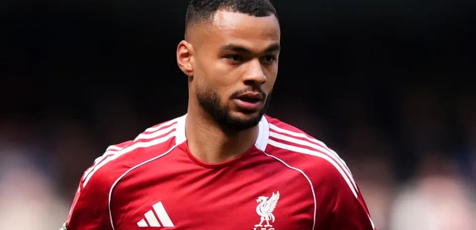 Futbolchi LFC formasi bilan maydonda harakatlanmoqda