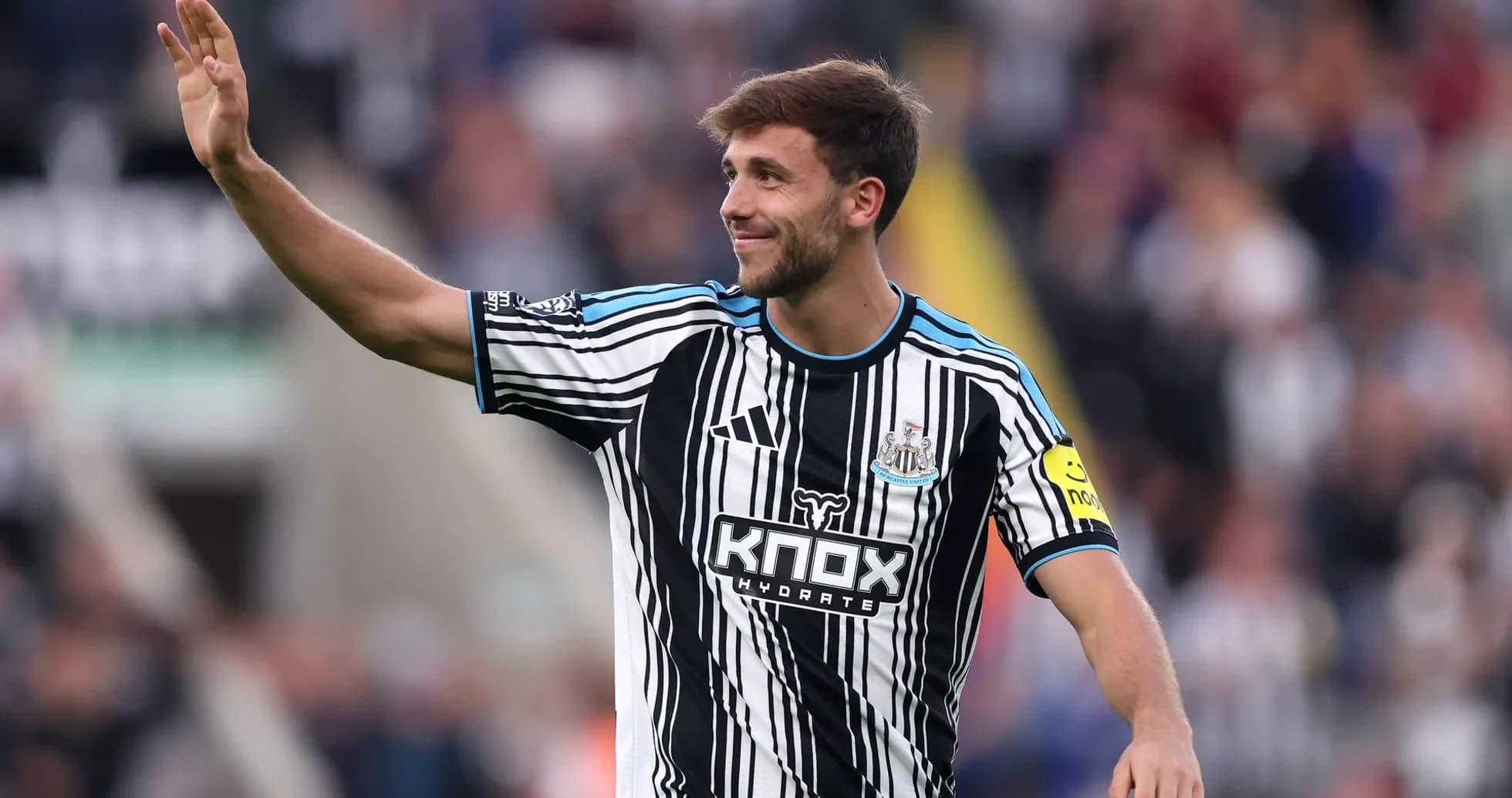 Futbolchi maydonda muxlislarni salomlashmoqda