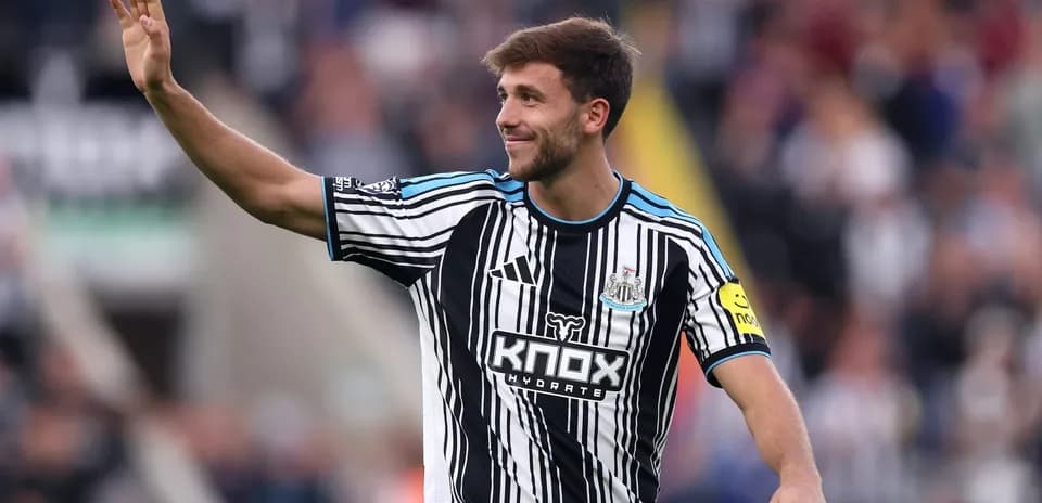 Futbolchi maydonda muxlislarni salomlashmoqda
