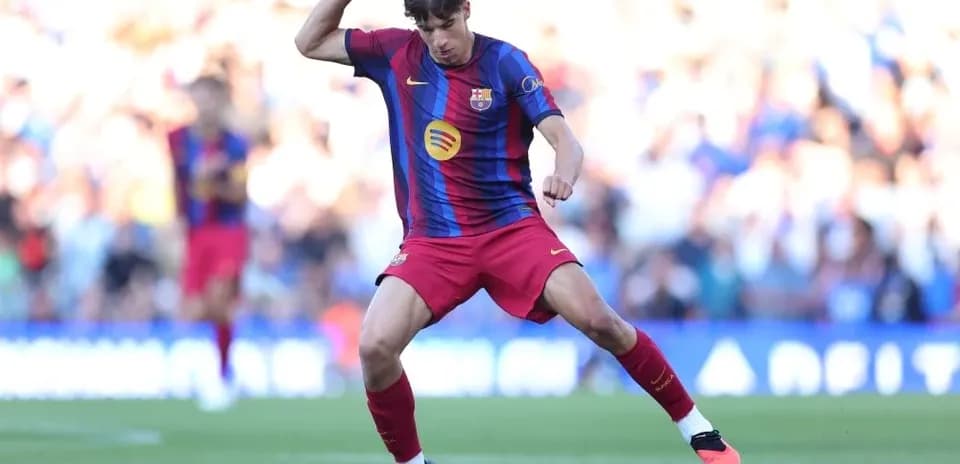 Futbolchi to'pni nazorat qilmoqda, Barcelona formasida