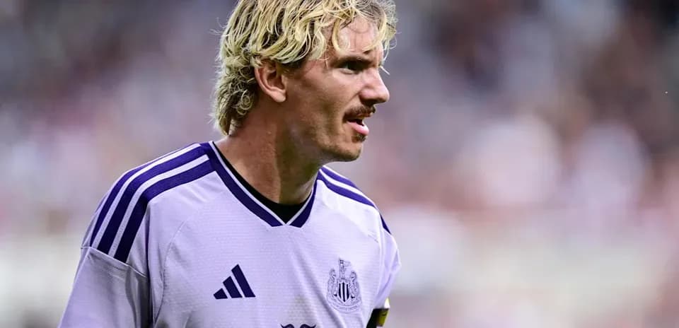Futbolchi o'yin davomida maydonda turibdi