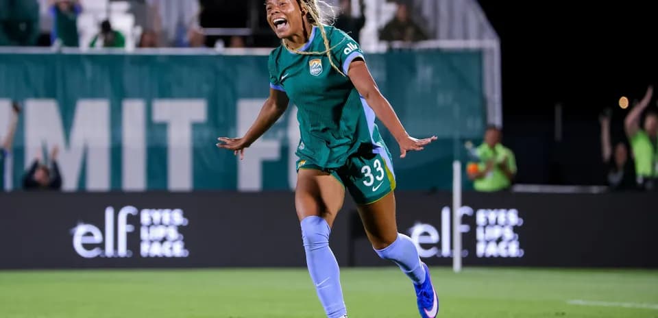 Futbolchi maydonda gollarni nishonlayapti