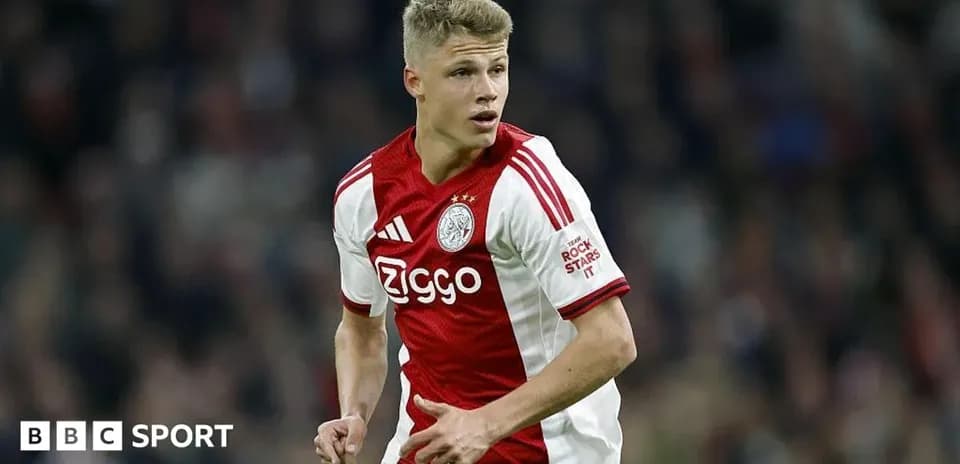 Futbolchi Ajax formasi bilan maydonda harakatlanmoqda