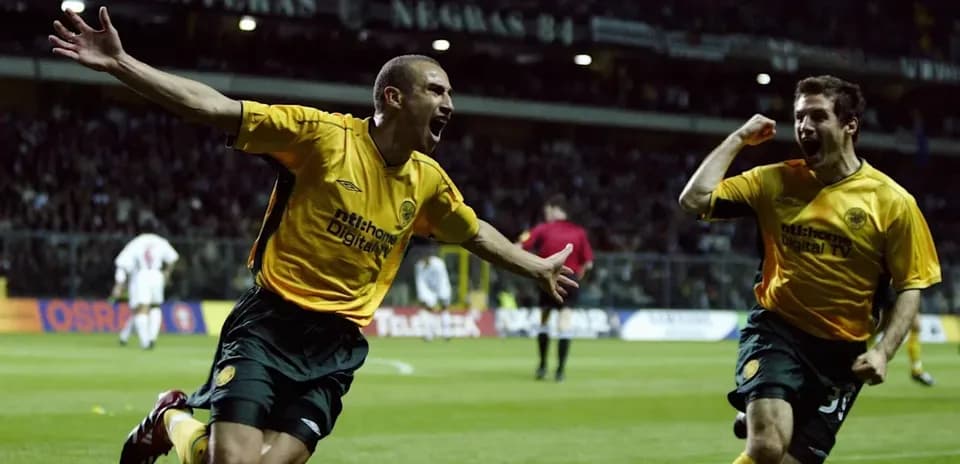Ikkita futbolchi gollarini nishonlayapti