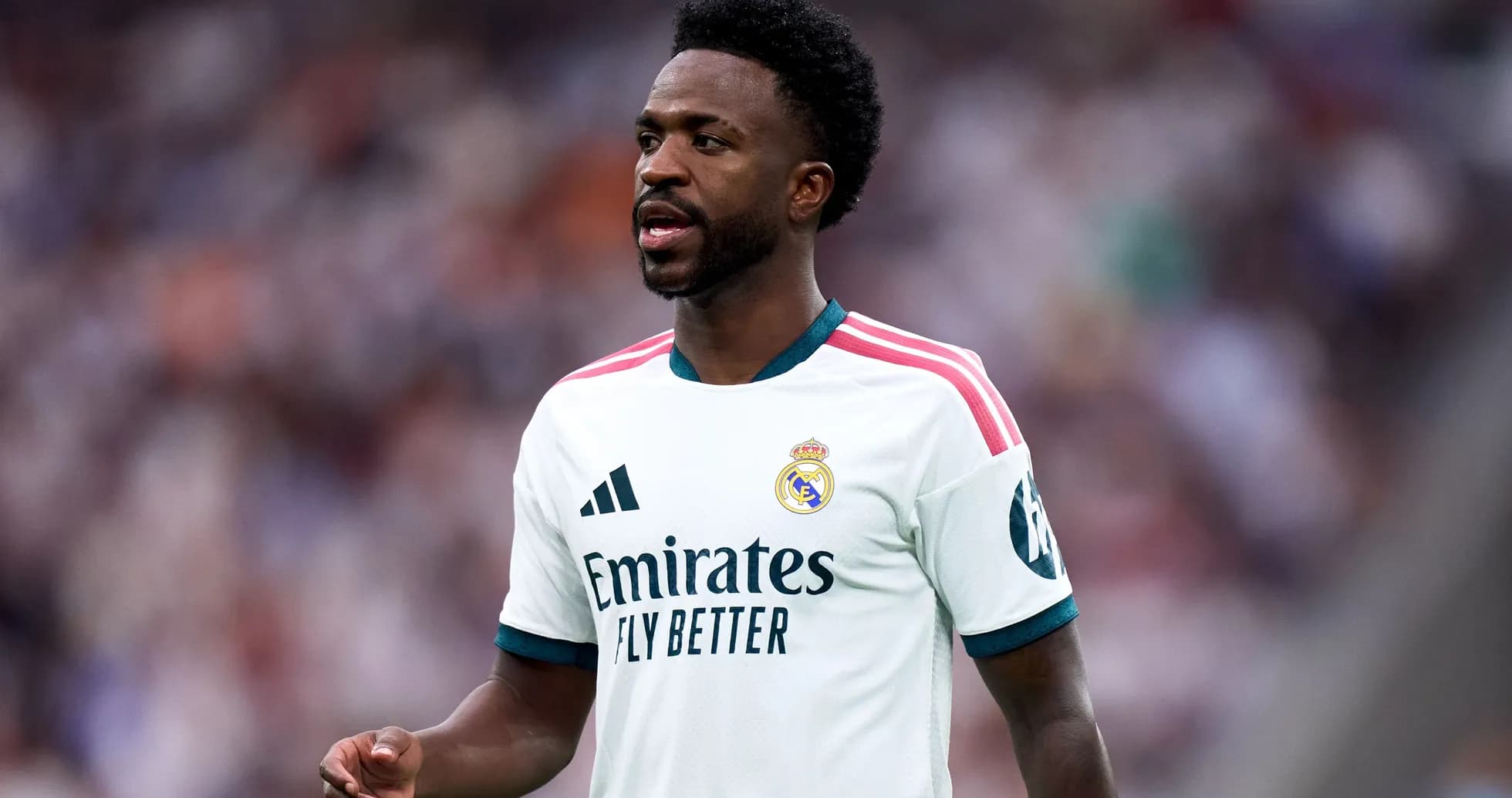 Futbolchi Real Madrid formasida maydonda