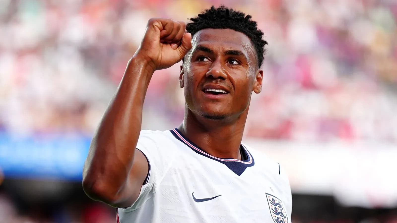 Futbolchi g'alaba nishonlayotgan paytda
