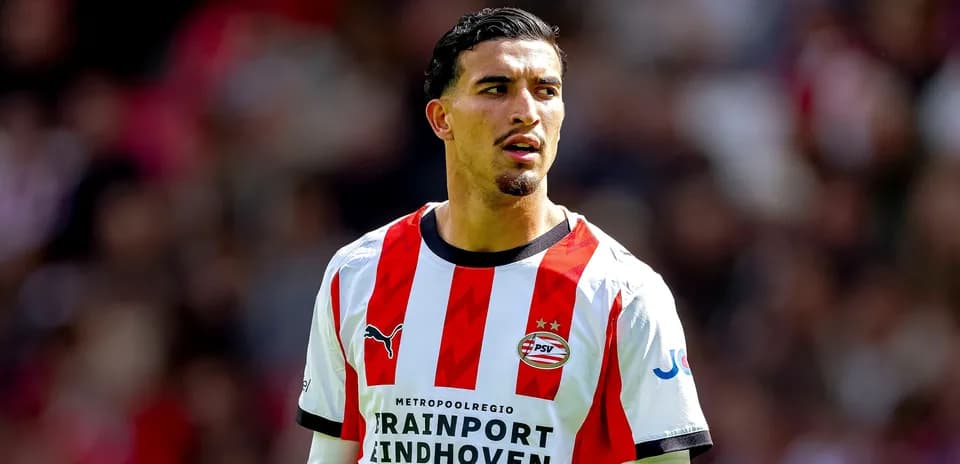 Futbolchi PSV formasida o'yin maydonida