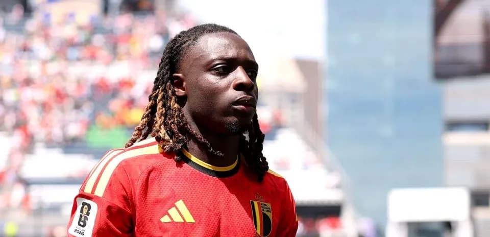 Futbolchi Belgiya terma jamoasi formasi bilan maydonga chiqmoqda