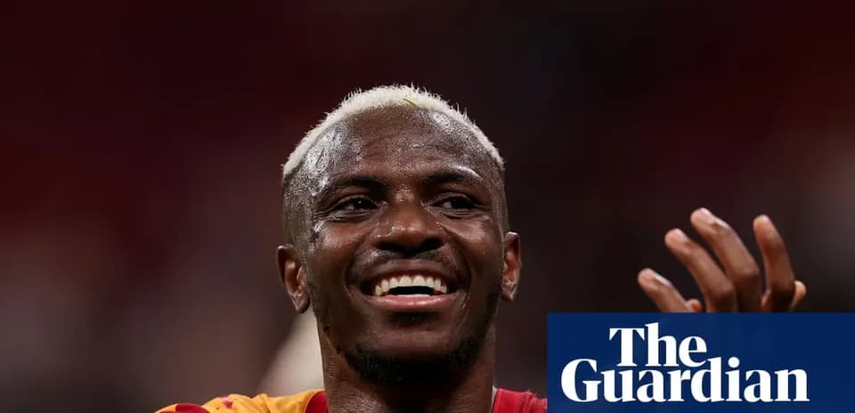 Futbolchi maydonda g'alaba qozonib tabriklayapti
