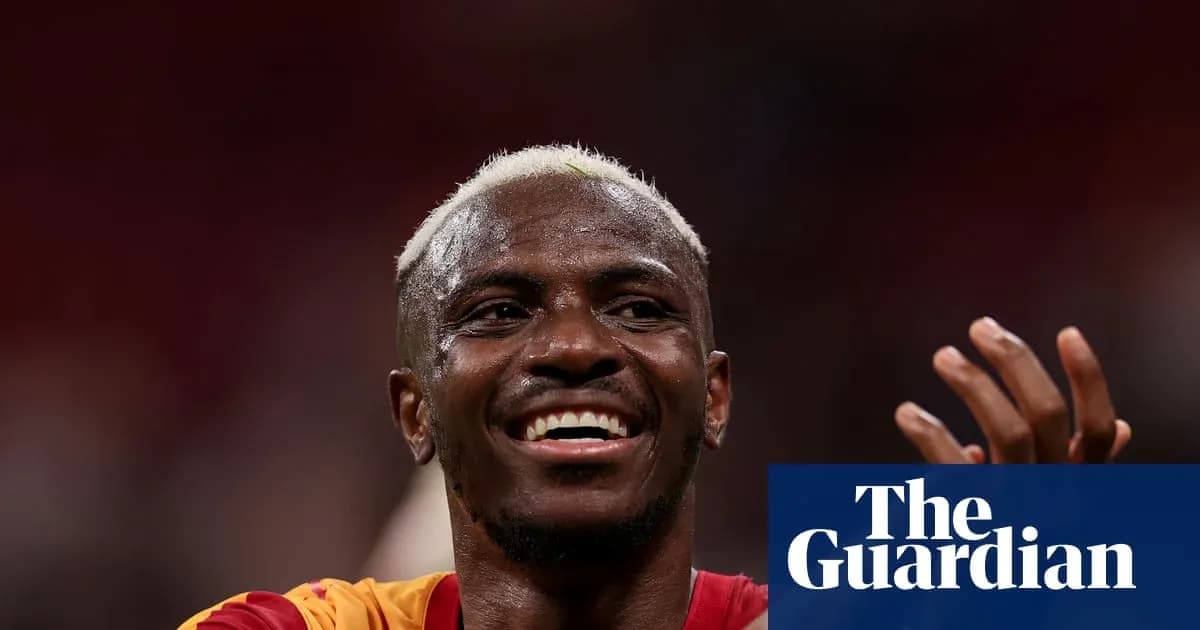 Futbolchi maydonda g'alaba qozonib tabriklayapti