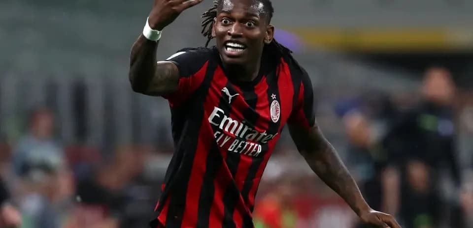 Futbolchi maydonida raqibga murojaat qilmoqda