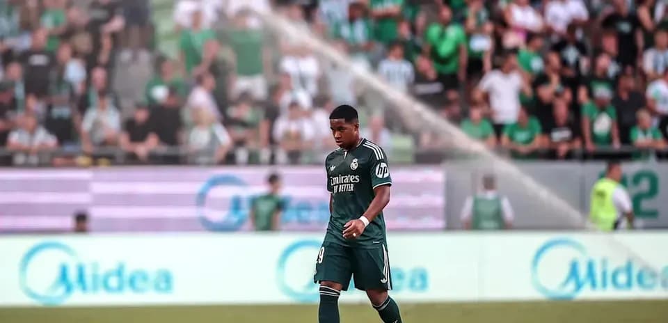 Futbolchi maydonda yurib kelayotgan holatda