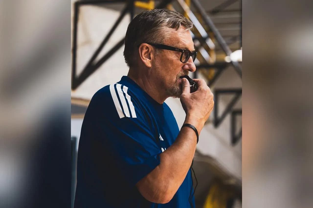 Murabbiy svichka bilan o'z jamoasiga ko'rsatma berayapti