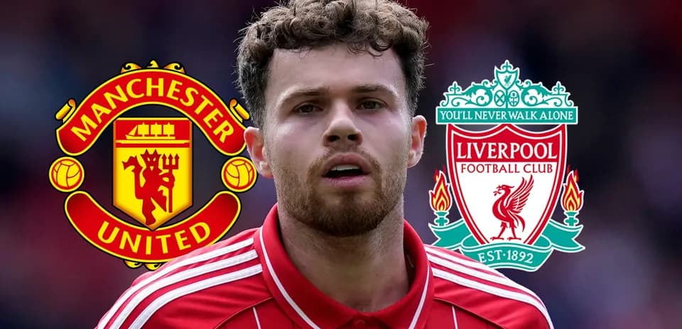 Futbolchi Manchester United va Liverpool logotiplari ortida