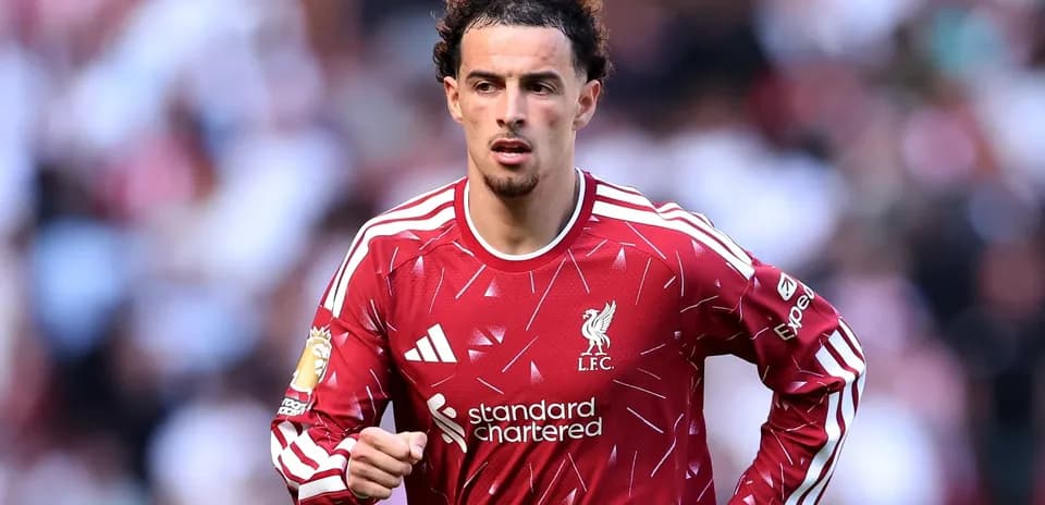 Futbolchi Liverpool formasi bilan maydonda harakatda