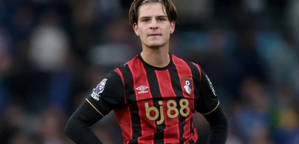 Futbolchi Bournemouth formasi kiyimida turibdi