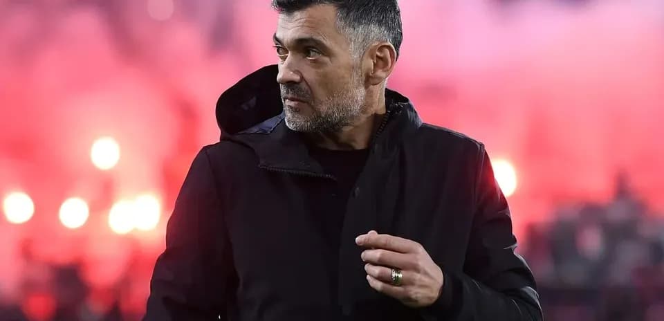 Trener stadiumda o'yin oldidan tayyorgarlik ko'rmoqda