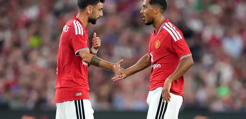 Bruno Fernandes and teammate discussing on the pitch