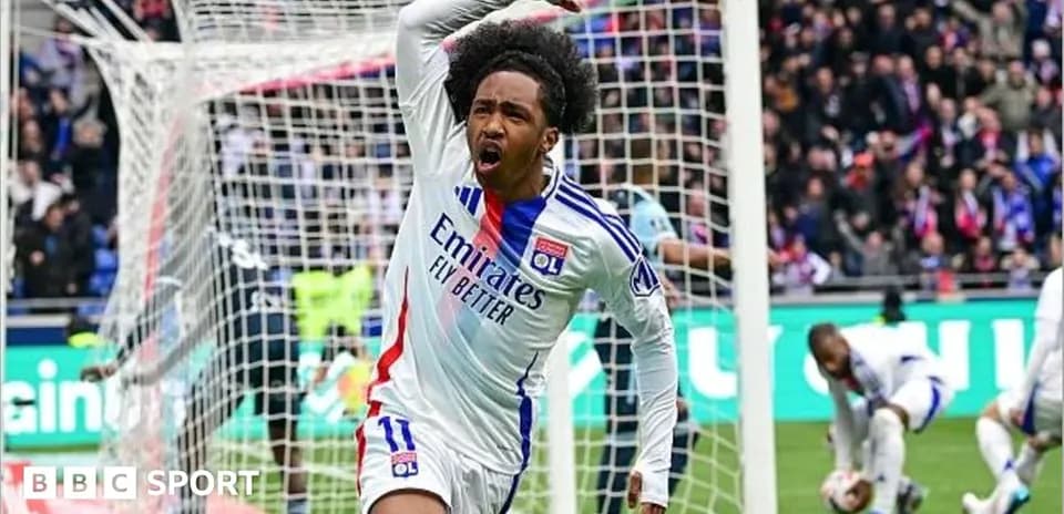 O'Lyon futbolchisi gol urishidan keyin nishonlamoqda