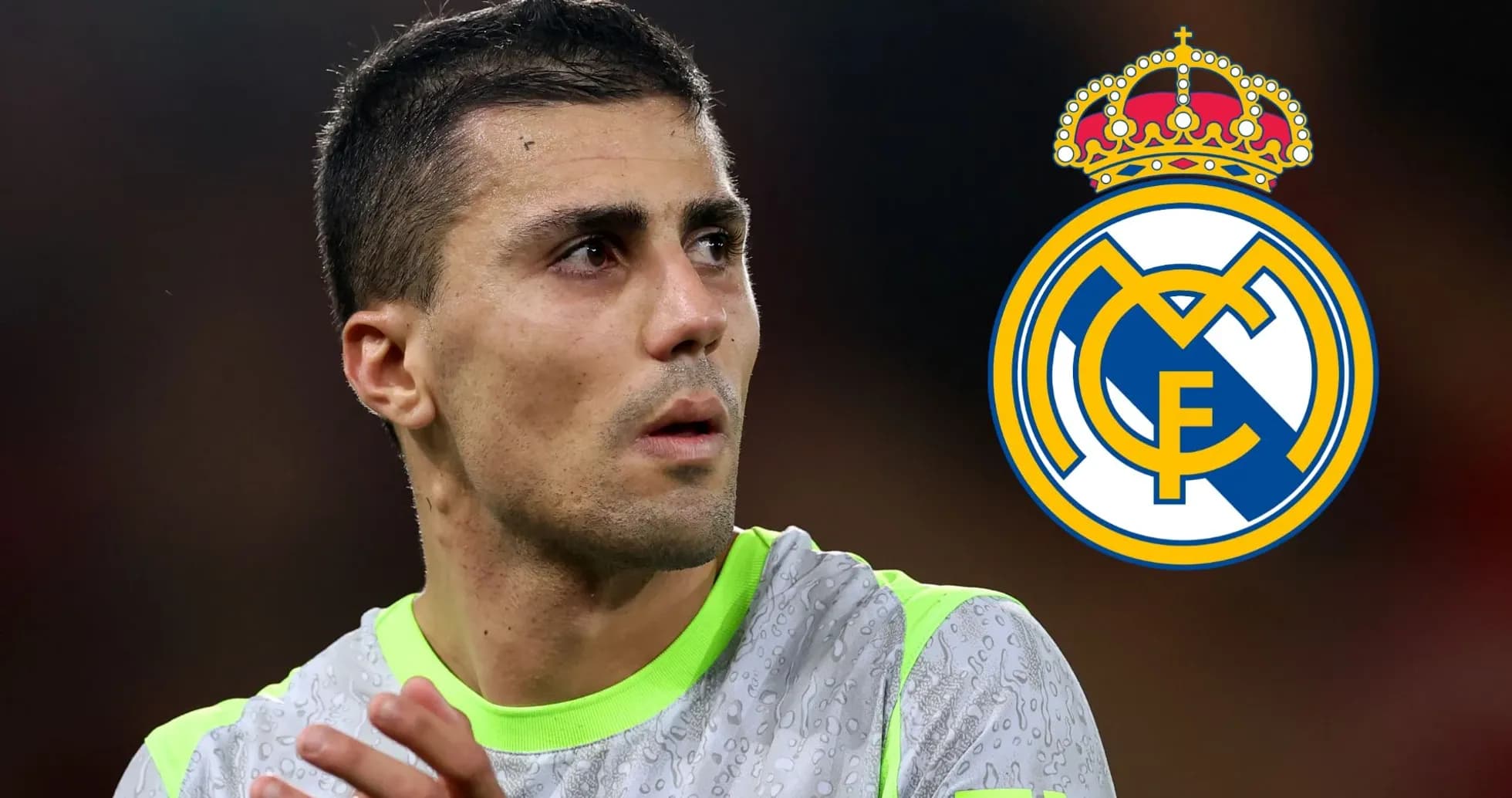 Futbolchi Real Madrid logosi bilan maydonda Futbolchi Real Madrid logosi bilan maydonda
