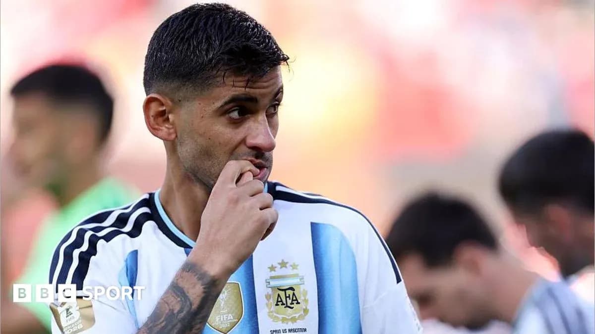 Futbolchi o'yin oldidan tayyorgarlik ko'rmoqda Futbolchi o'yin oldidan tayyorgarlik ko'rmoqda