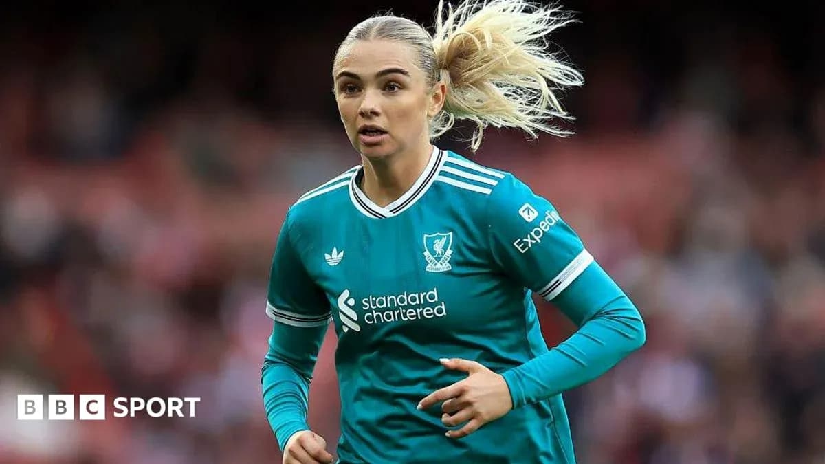 Ayollar futbolida Liverpool formasidagi o'yinchi harakatda Ayollar futbolida Liverpool formasidagi o'yinchi harakatda